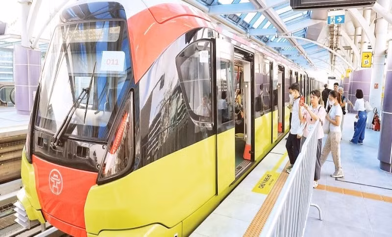 乘客登上呠—河内火车站高架段列车。