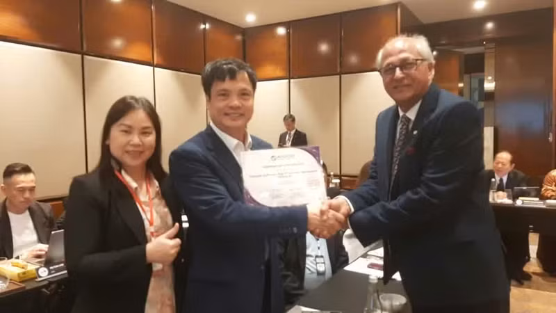 阮文科先生（中）连续第三届当选ASOCIO副主席。