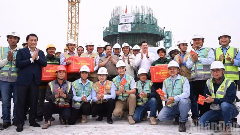 范明正总理视察工地并向嘉平国际机场VIP航站楼、空管塔台施工人员赠送慰问品。