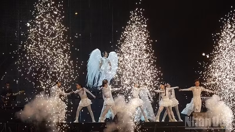 歌手方美芝的表演为胡志明市国际音乐节（Hò Dô）首场演出拉开序幕。（玲宝 摄）