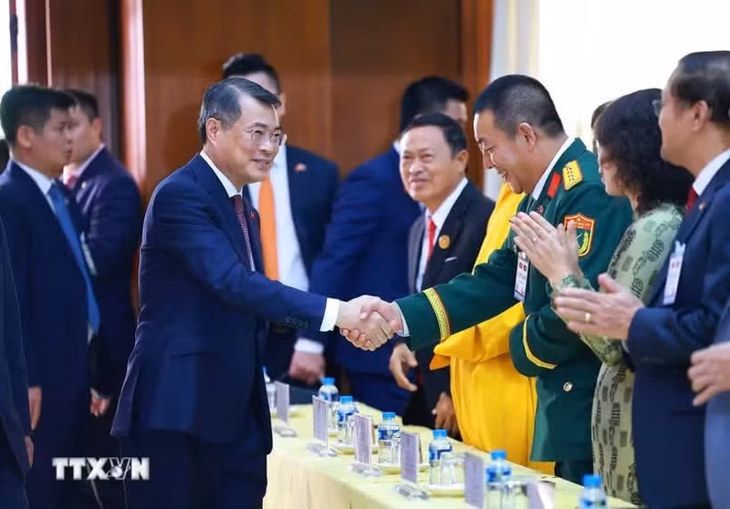 越南政府总理黎明兴会见越南驻老挝大使馆工作人员、各代表机构、社团及侨胞代表。（图片来源：越通社）