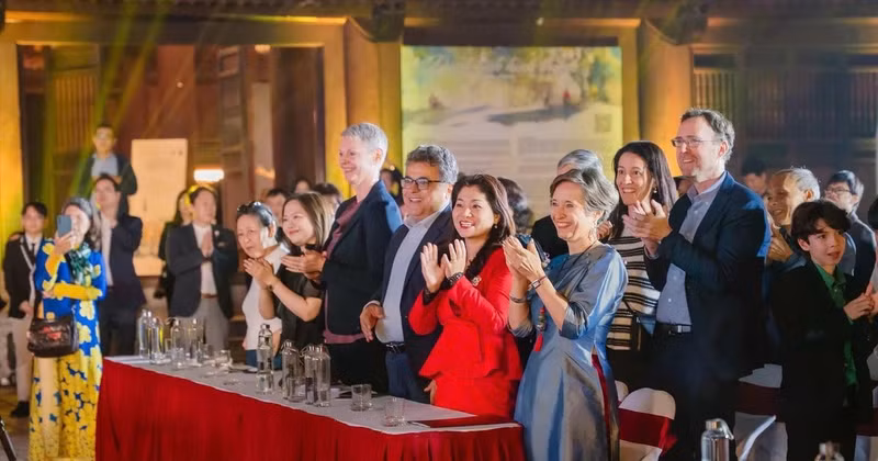 波兰驻越南大使乔安娜·斯科切克身穿越南奥黛参与一场文化活动。（图片来源：越通社）