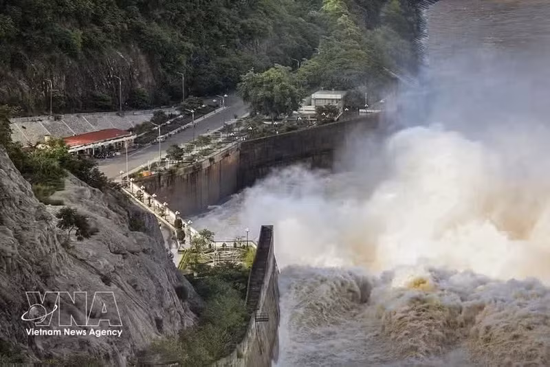 和平水电站前的泄洪闸区域。（图片来源：越通社）