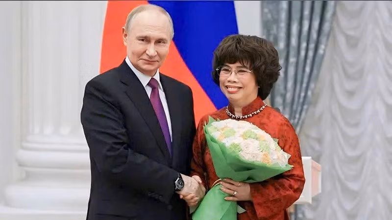 普京总统亲自为越南劳动英雄、TH集团战略委员会主席蔡香佩戴友谊勋章。