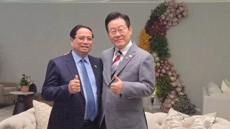 越南政府总理范明正与韩国总统李在明。