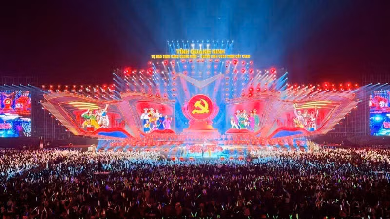 庆祝越共第十四次全国代表大会圆满成功的特别文艺节目。