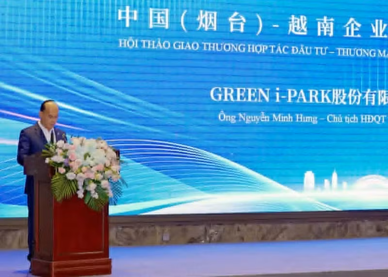 Green i-Park董事长阮明兴在会上介绍越南各经济区发展情况。