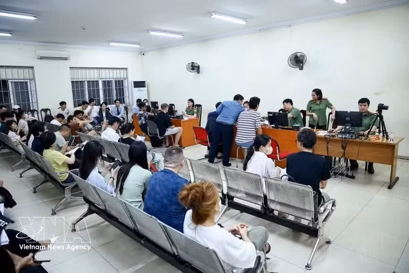 首都公安干部、警务人员开展二级电子身份账户注册工作。（图片来源：越通社）