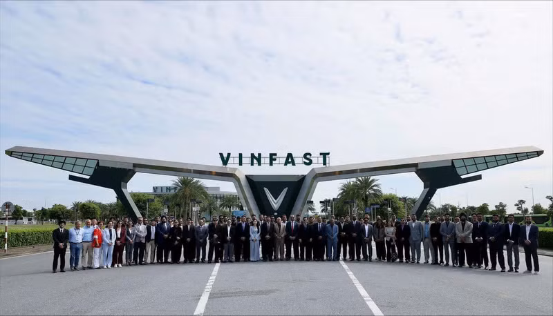 签约仪式在海防VinFast生产综合体举行，这是印度经销商合作伙伴代表团访问越南并开展工作期间的一项活动。（图片来源：VinFast）