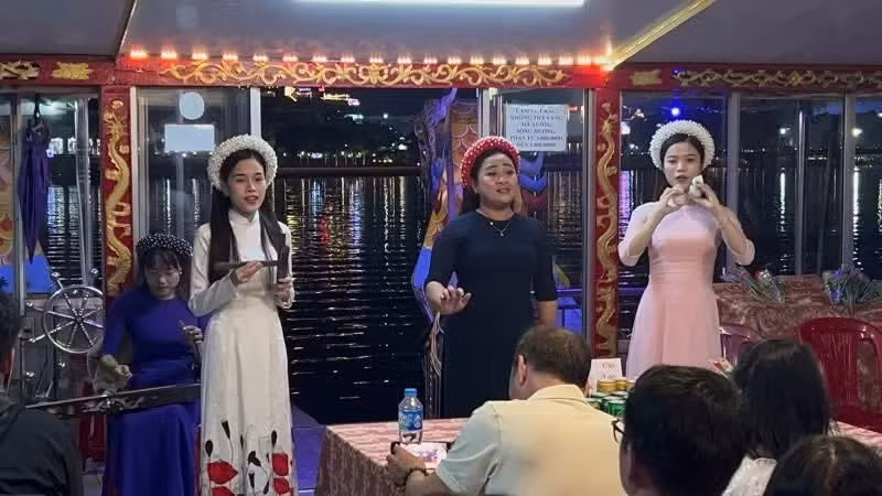香江上的顺化歌表演。