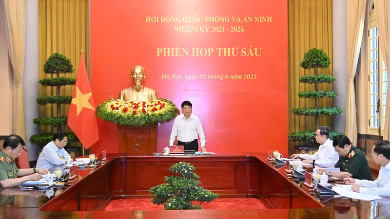 越南国家主席、国防与安全委员会主席梁强在会上发表讲话。