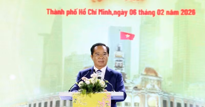 胡志明市市委副书记、市人民委员会主席阮文得发表讲话。（图片来源：越通社）
