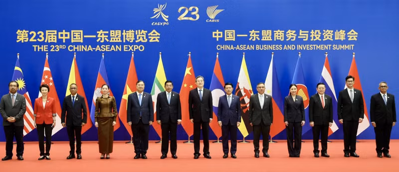 越南政府常务副总理范嘉足与东盟各国和中国代表团团长合影。（图片来源：chinhphu.vn）