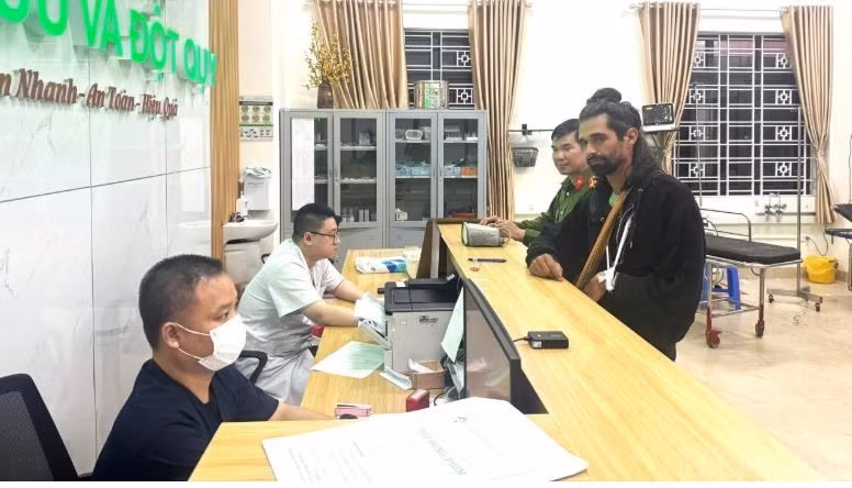 阿尔贝特（Albert）游客被送至老街省第二综合医院进行进一步救治。
