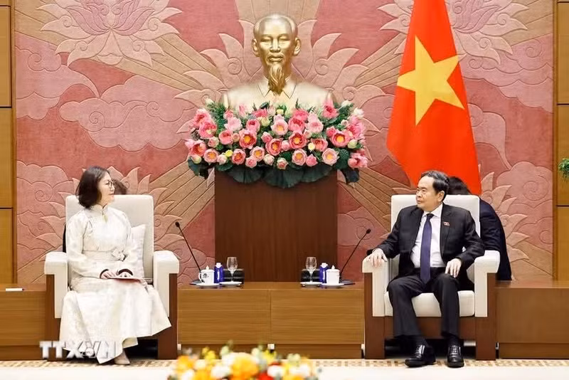 8月26日下午，越南国会主席陈青敏礼节性会见蒙古国驻越南特命全权大使甘巴特尔·呼兰。（图片来源：越通社）