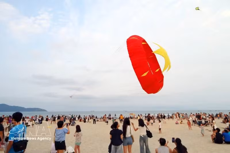 岘港海滨旅游季的各类活动吸引大量游客。（图片来源：越通社）