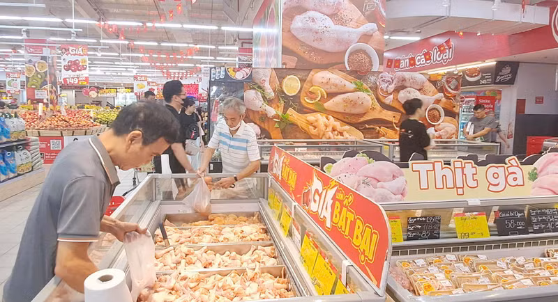 顾客在河内一家超市选购商品。