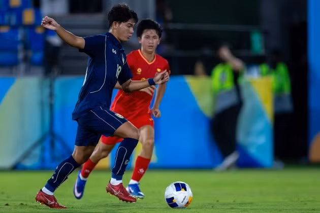 越南U17球员庆祝攻入阿联酋U17队的第三粒进球。