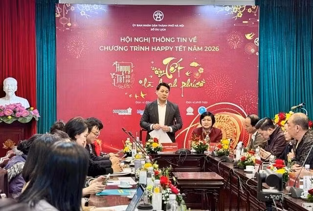河内市旅游局副局长阮陈光在活动上介绍2026年“春节快乐”活动相关信息。（图片来源：越通社）