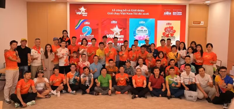 出席新闻发布会的代表合影留念。
