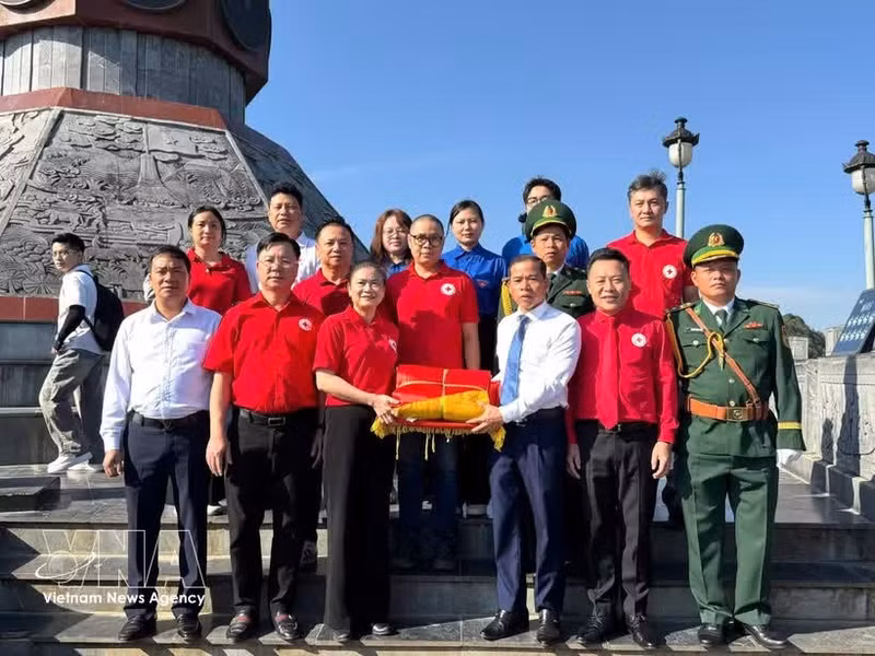 龙鼓边防哨所与当地党委、政府隆重举行升旗仪式。（图片来源：越通社）