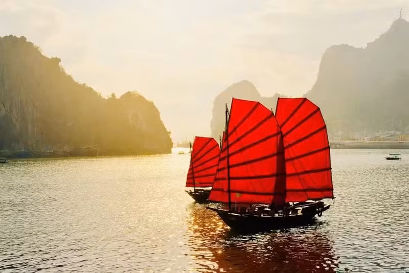 下龙湾红帆船。