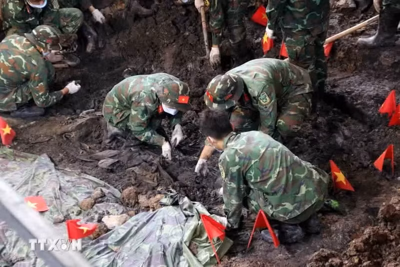 负责搜寻和归集烈士遗骸的力量在黎氏莲公园A区执行任务。（图片来源：越通社）