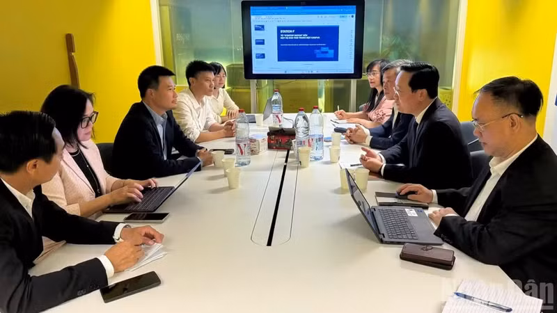 在Station F，代表团了解其运营模式以及发现、筛选和支持创新初创企业的机制。