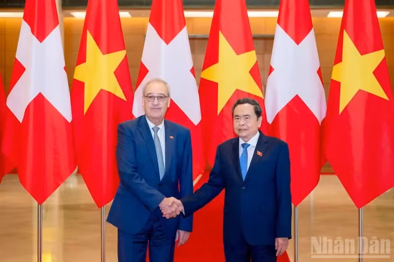 越南国会主席陈青敏与瑞士联邦主席居伊·帕姆兰。
