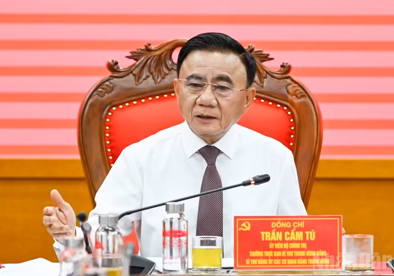 越共中央政治局委员、中央书记处常务书记、中央机关党委书记陈锦秀发表讲话。