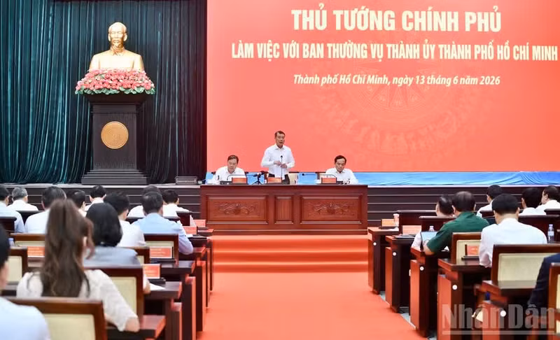 越南政府总理黎明兴主持召开与胡志明市委常务委员会的工作会议。
