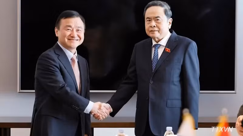 越南国会主席陈青敏会见三星电子联席首席执行官卢泰文。（图片来源：越通社）
