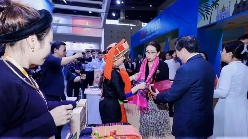 越南国家旅游局在2026年中国—东盟旅游展上推广越南旅游目的地。