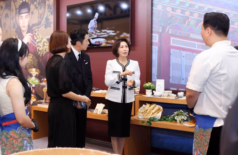 韩国总统夫人在越南体验2026年韩国文化旅游节。