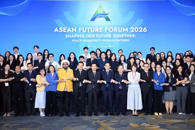 与会代表在论坛闭幕式上合影留念。