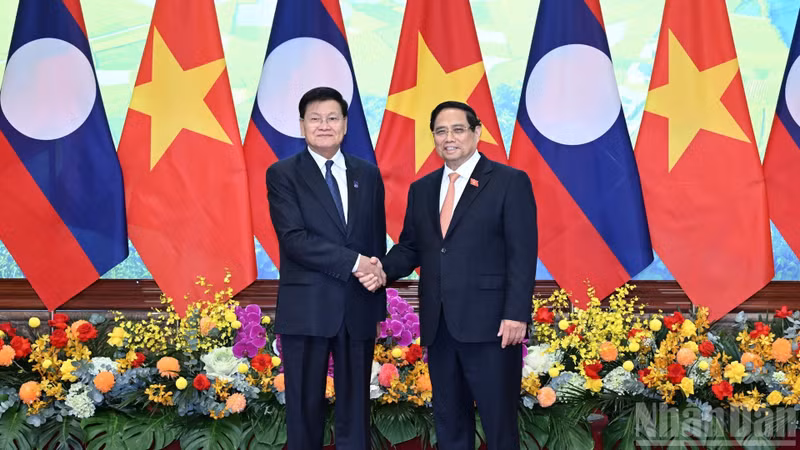 越南政府总理范明正与老挝人民革命党中央总书记、国家主席通伦·西苏里。