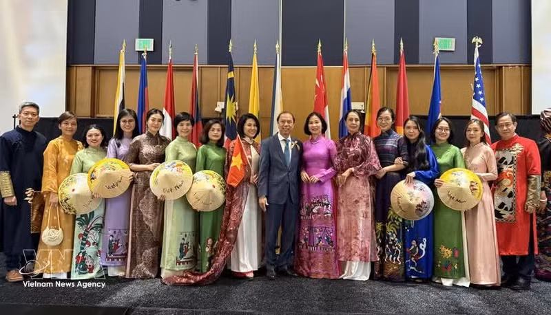 越南驻美国大使阮国勇与越南驻美代表机构代表合影。（图片来源：越通社）