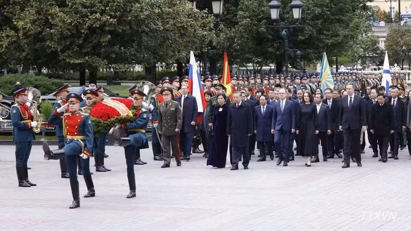 越共中央总书记、国家主席苏林偕夫人及越南高级代表团在位于莫斯科的无名烈士墓前敬献鲜花。（图片来源：越通社）