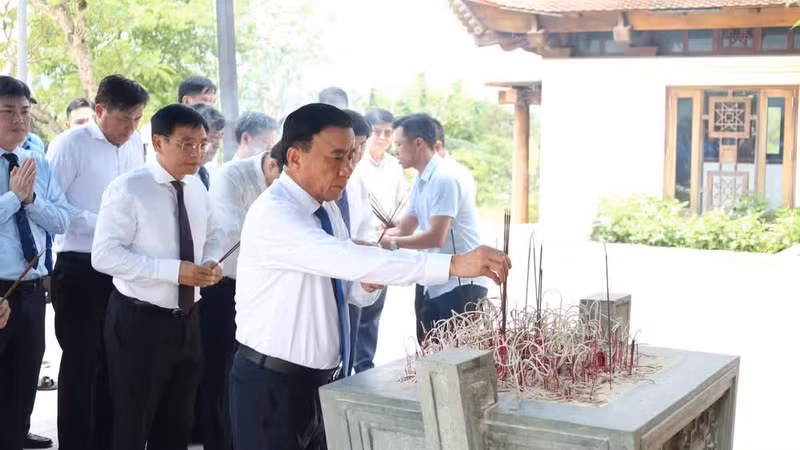 越共中央书记处常务书记陈锦秀和代表们在奠边省奠边府战场烈士祠上香，缅怀英勇战斗、壮烈牺牲的英雄烈士。
