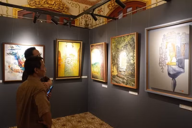 游客参观展览上展示的作品。