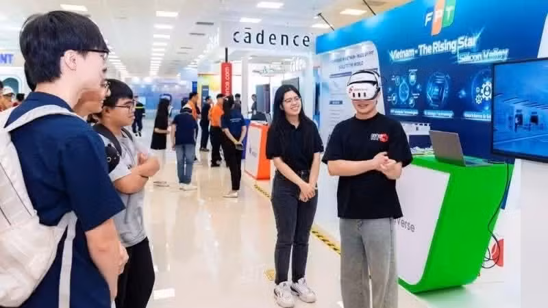 Viettel、FPT、CMC、VNPT、MISA等越南集团和企业已积极加大对人工智能的投资力度，部署虚拟助手、数据分析平台、数字医疗、智慧金融和智能物流等应用。