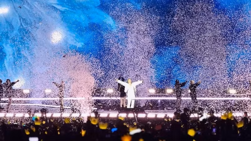 韩国组合BigBang在美亭体育场带来令人沸腾的精彩瞬间。