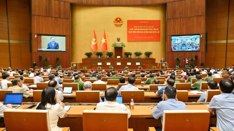 2026年7月1日，全国政治体制总体组织架构和三级政府模式运行一周年阶段性总结会议现场。