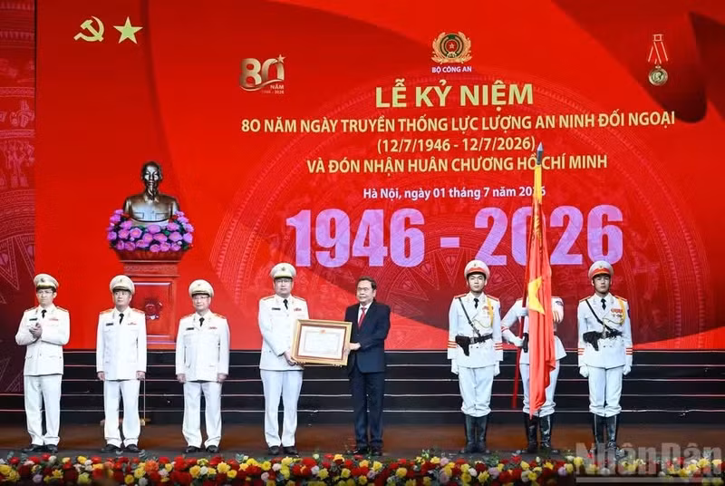 国会主席陈青敏向对外安全力量授予胡志明勋章。