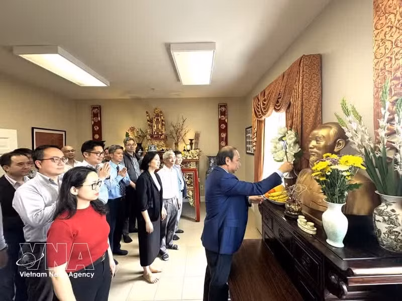 越南驻美国大使馆在华盛顿“越南之家”隆重举行上香仪式，深切缅怀胡志明主席的丰功伟绩。