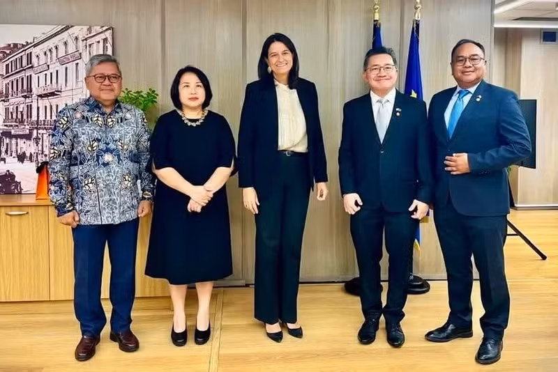 东盟各国驻希腊大使与希腊劳工和社会保障部长尼基·凯拉梅乌斯合影。（图片来源：越通社）