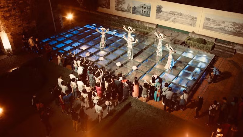 游客体验“解码升龙皇城”夜游项目。（图片来源：河内升龙皇城遗产保护中心）