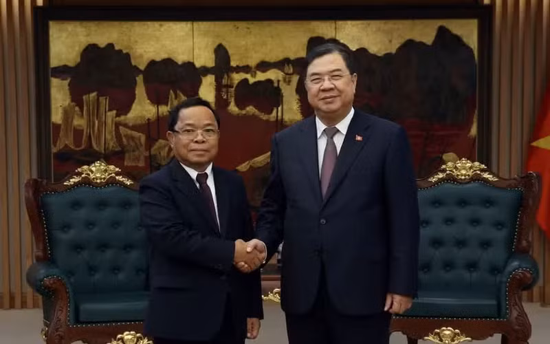 越南政府常务副总理范嘉足会见老挝副总理兼司法部长坎潘·彭玛塔。