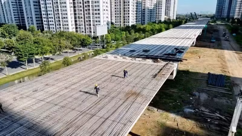胡志明市三环路项目桥梁和道路工程建设现场。 