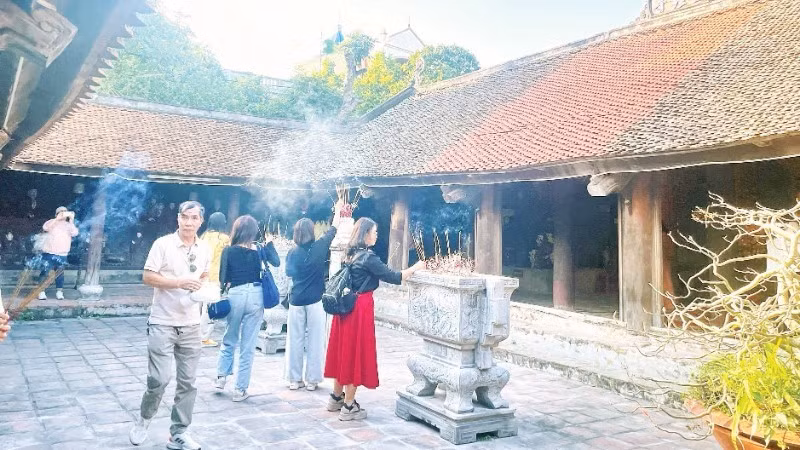 游客参观兴安省钟寺。